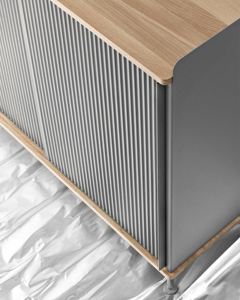 Enfold gråt sideboard fra Muuto med riflet metal og egetræ, frisørudstyr til salonmøbler og frisørsalon
